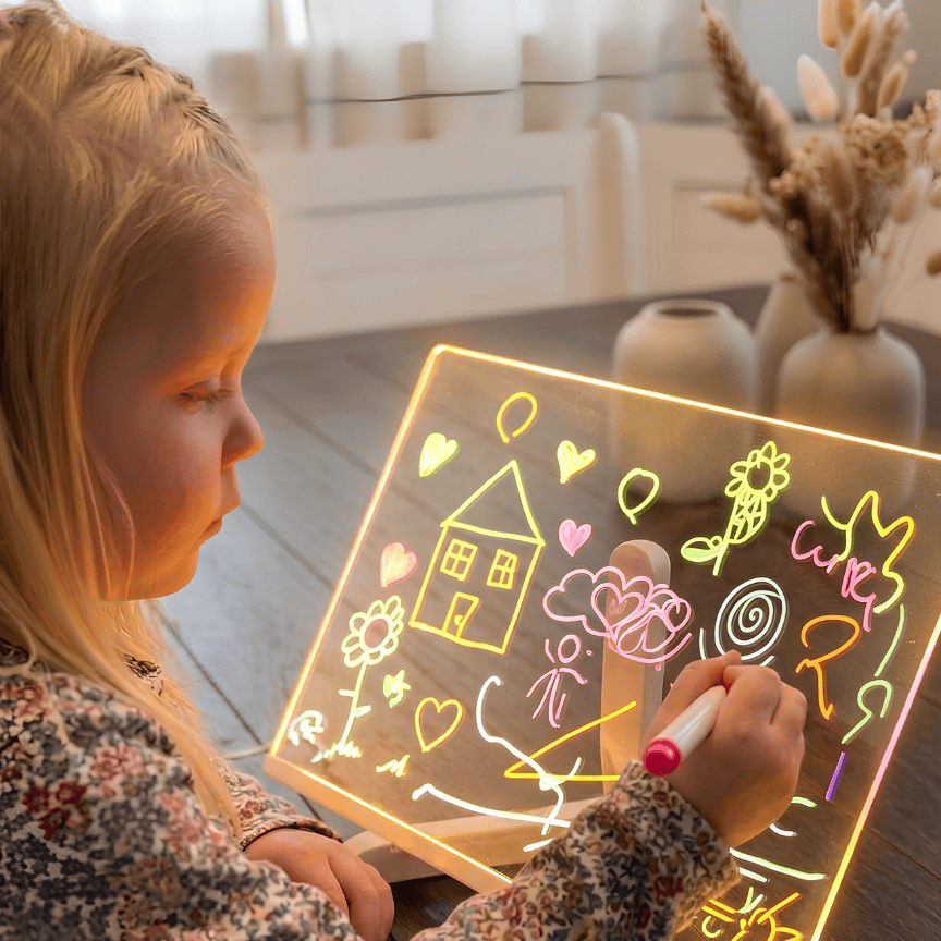 Fetiță desenând pe tabla luminoasă LumiBoard